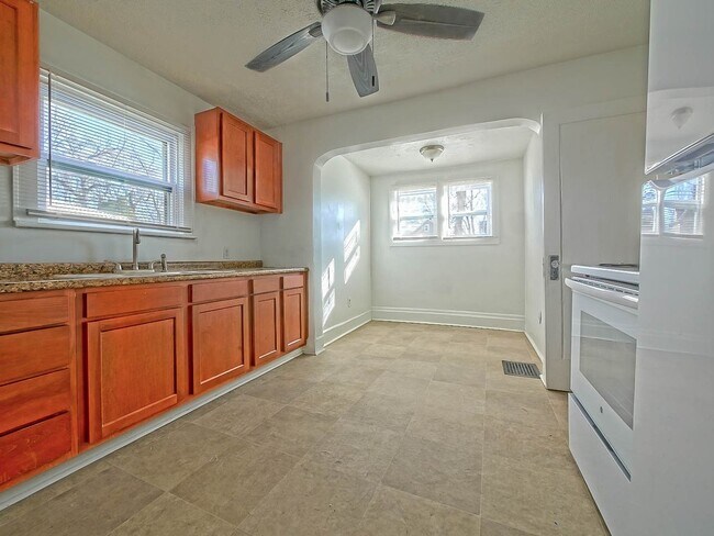 Building Photo - GREAT HOUSE ON BEAUTIFUL STREET GOODYEAR HEIGHTS