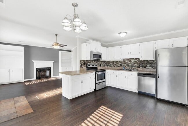 Building Photo - An adorable home! Pets Welcome!