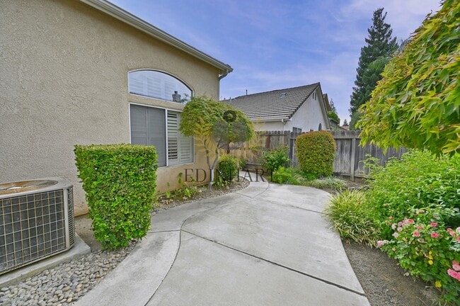 Building Photo - 3750 W Vincent Ln