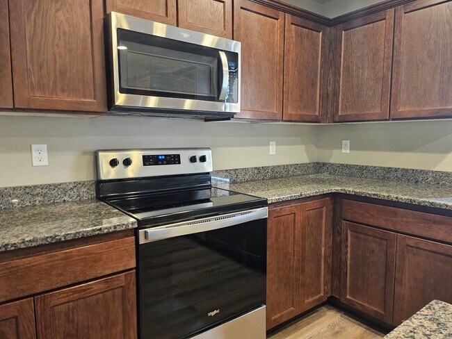 Building Photo - 3 Bedroom, 2.5 Bath House w/ fully fenced yard.