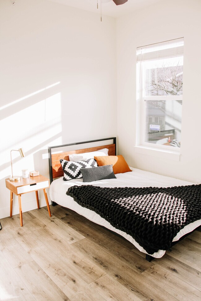 Building Photo - Amore