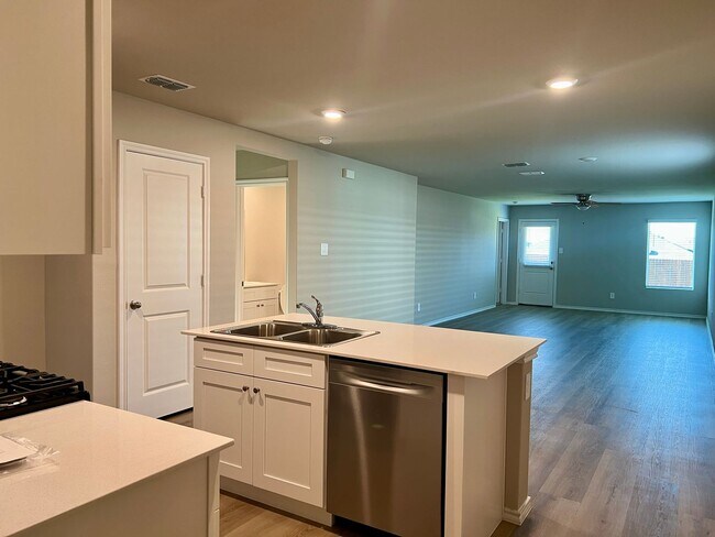 Building Photo - 5529 Rollins Dr