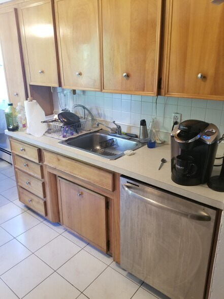 Kitchen/Dishwasher - 152 N Broadway