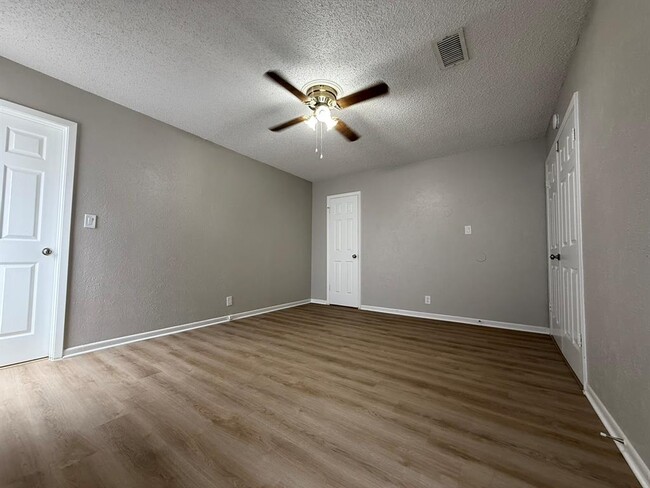 Building Photo - 12310 Willow Wild Dr