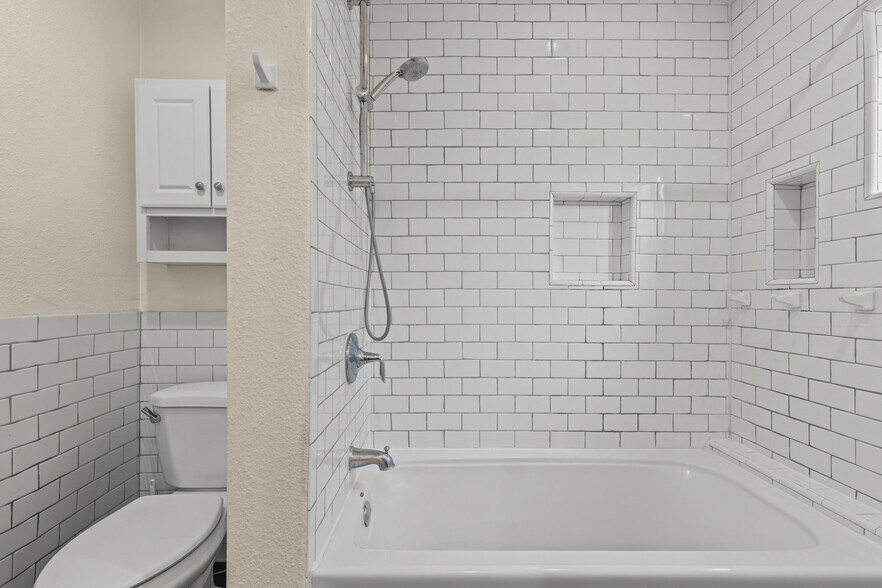 En suite bath - 2354 Fletcher Dr