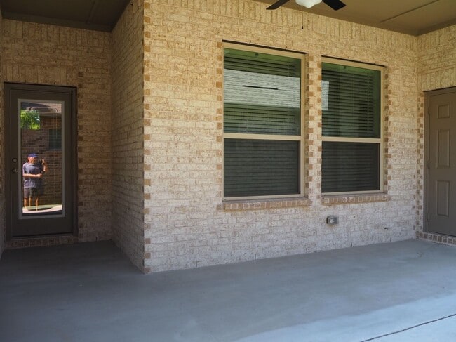 Building Photo - 701 Matchbox St-