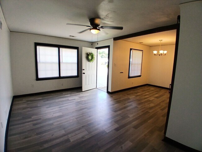 Building Photo - Beautiful 3 bedroom 1 bath home - Open To ...