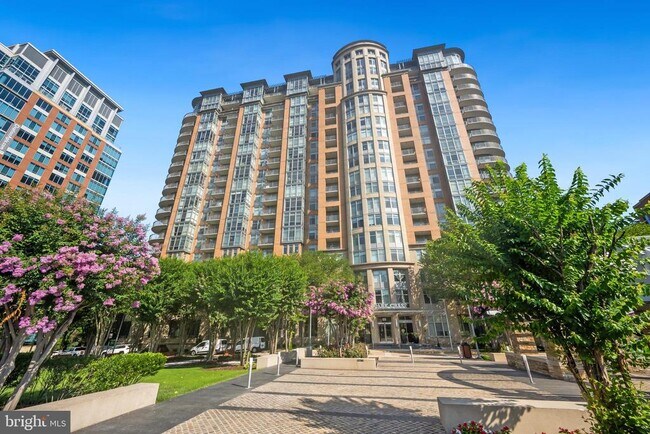 Building Photo - 8220 Crestwood Heights Dr
