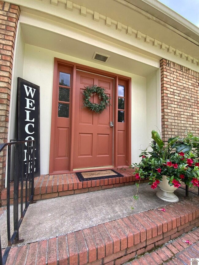 Building Photo - 210 Walnut Dr