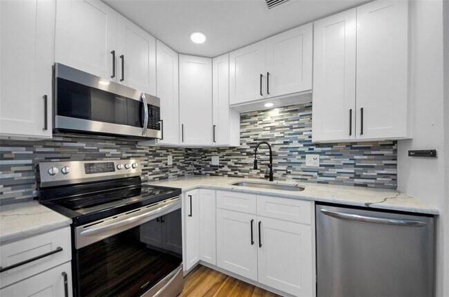 Building Photo - 2700 Bayshore Blvd