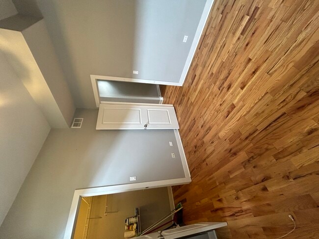 Building Photo - 751 W Buckingham Pl