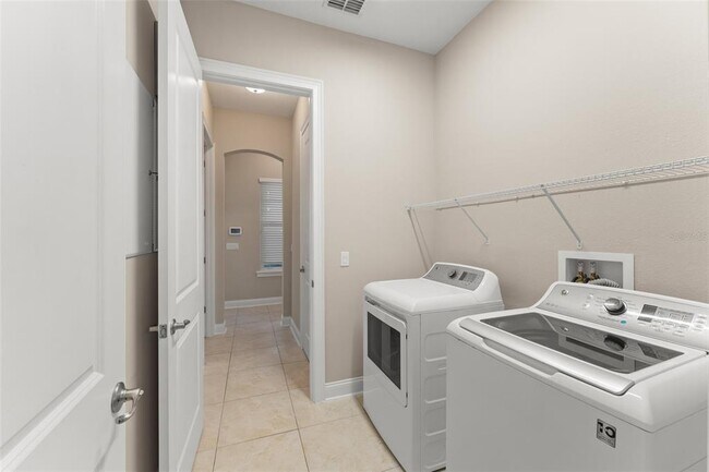 Building Photo - 13833 Behring Ave