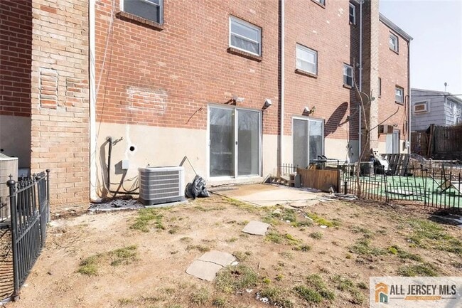 Building Photo - 234 Inza St