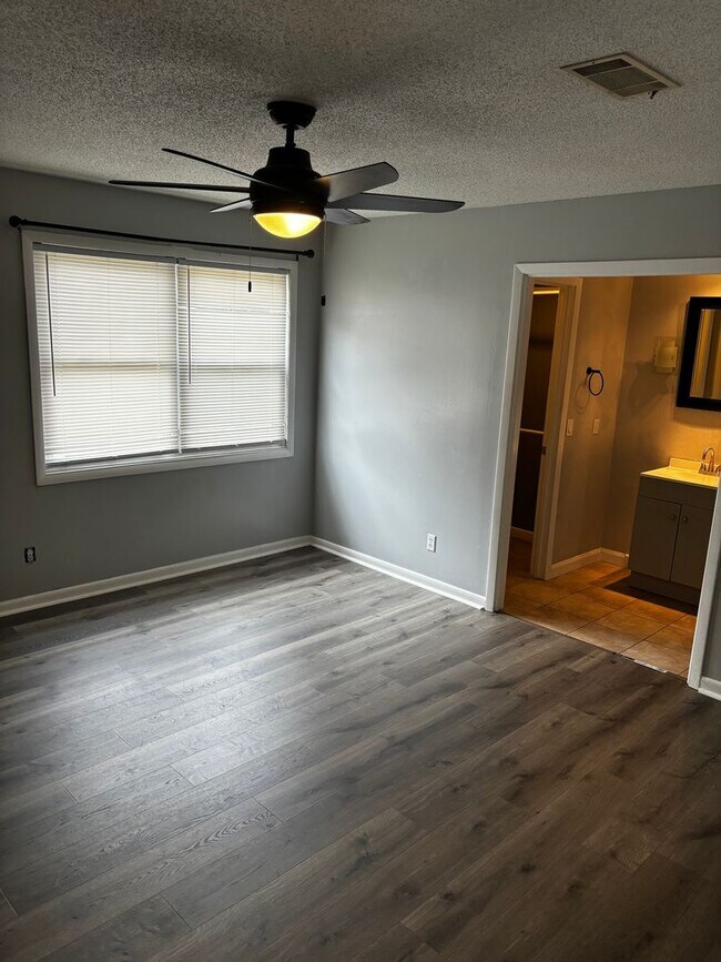 Building Photo - 1042 Live Oak Dr