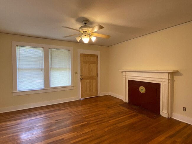 Building Photo - 2 Bedroom 1 Bath Home In Greenville !