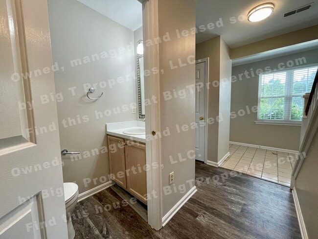 Building Photo - Large 4 bedroom 2.5 bath 2 car garage hous...