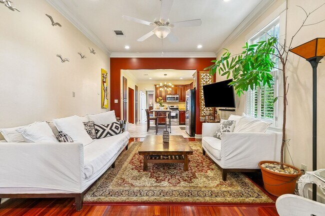 Building Photo - Gorgeous 3BD/3BA with Courtyard