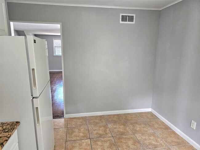 Building Photo - 426 River Ave