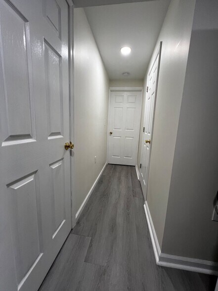 Hallway existing apartment - 205 Palomino Dr