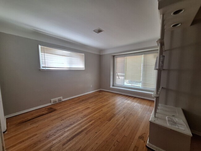 Building Photo - 14510 Greenview Rd