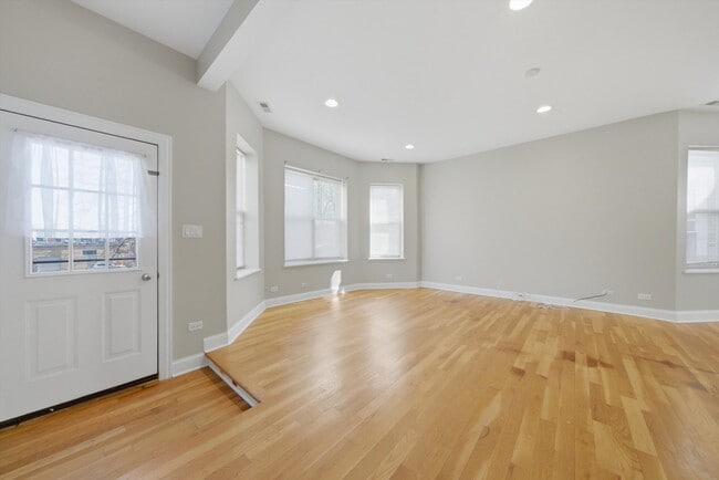 Building Photo - 4742 N Sawyer Ave