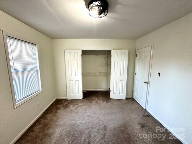 Building Photo - 5589 Wrenn Dr