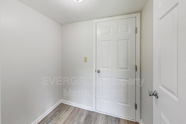 Building Photo - 839 Stonehurst Dr
