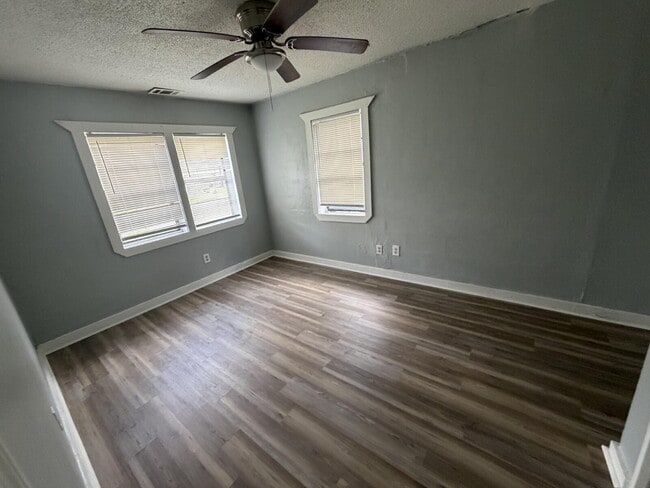 Building Photo - 711 W 46th St