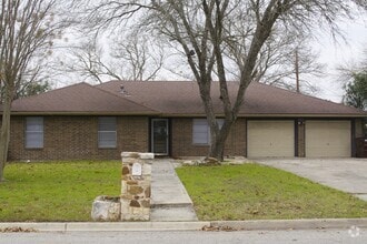 Building Photo - Spacious 4 Bedroom Home with multiple livi...