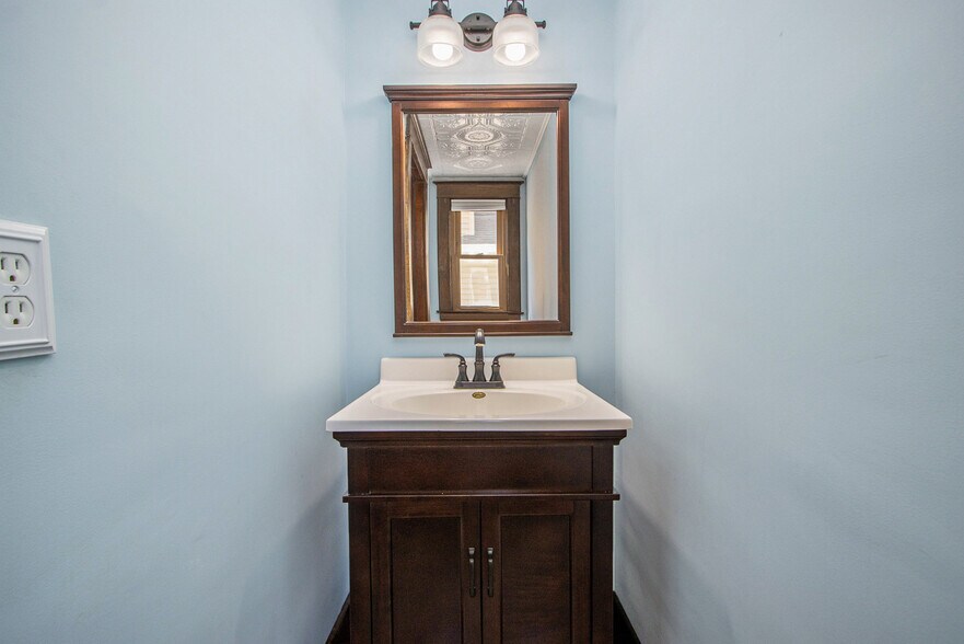 1/2 Bath - 1403 S Burdick St