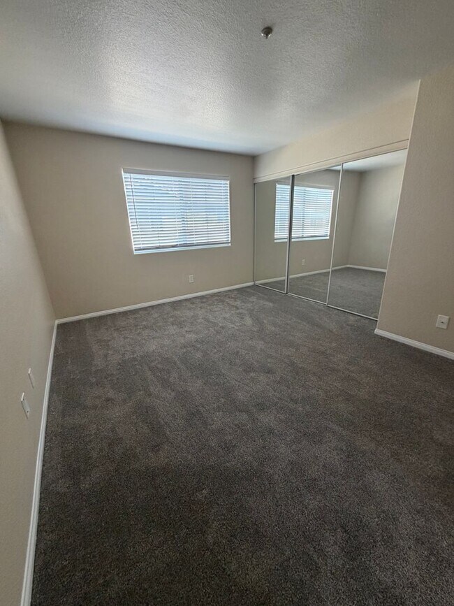 Building Photo - 1031 S Mollison Ave