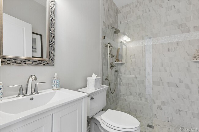 Building Photo - 39 Shinnecock Rd