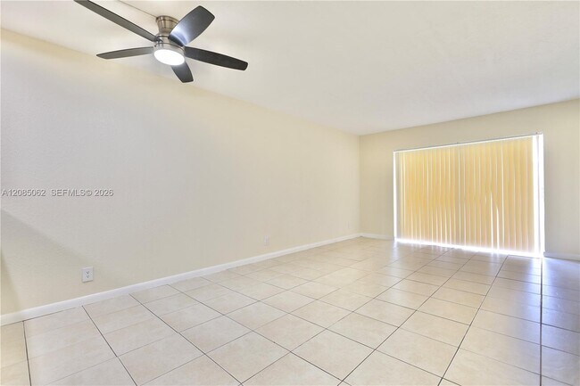 Building Photo - 909 Twin Lakes Dr