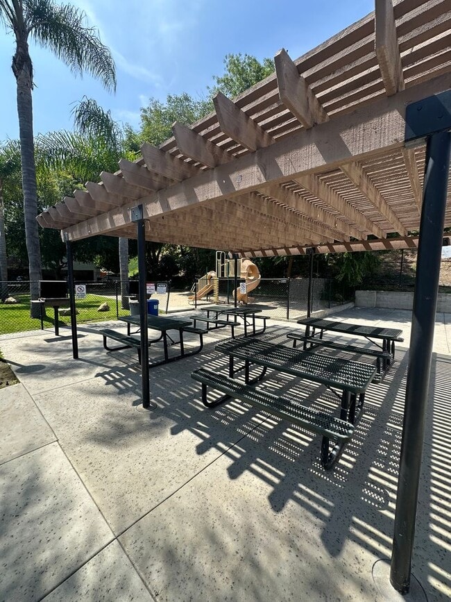 Building Photo - Beautiful 2BR/1BA two story condominium of...