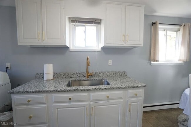Building Photo - 211 Hilltop Dr