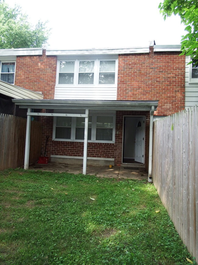 Building Photo - Nice Three bedroom w/ fenced yard