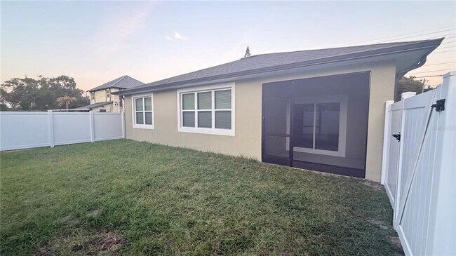 Building Photo - 706 S Thacker Ave