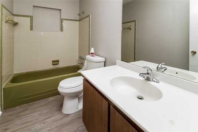 Building Photo - 5133 Oak Hill Dr