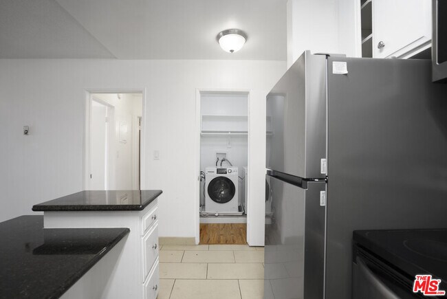Building Photo - 425 S Kenmore Ave