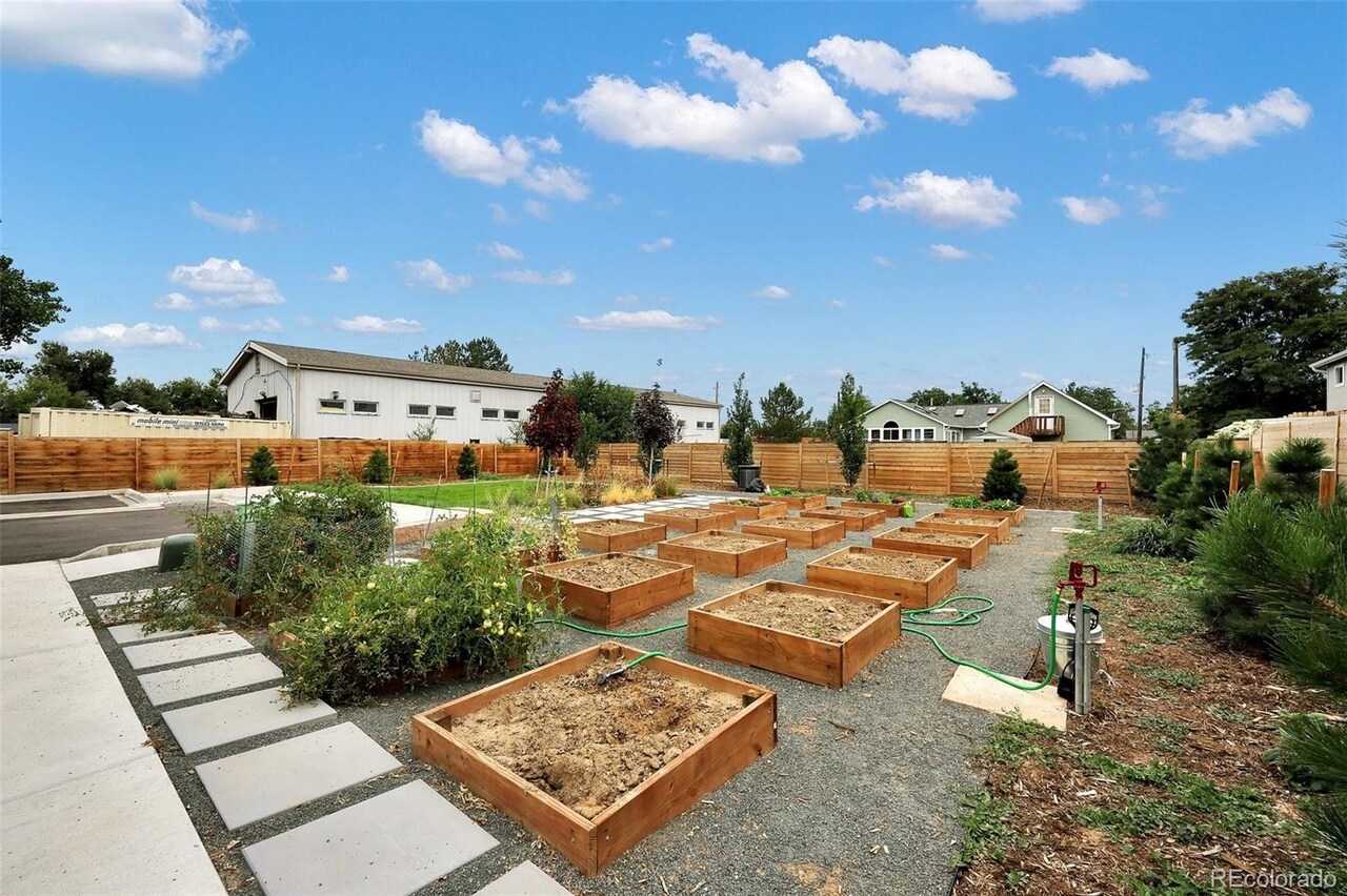 Building Photo - 1198 S Reed Way