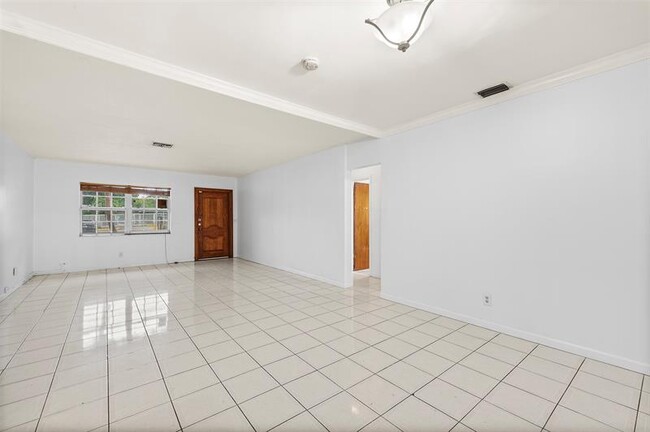 Building Photo - 117 SW 4 Ave