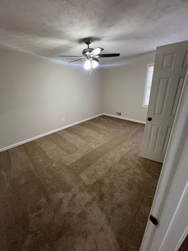 Building Photo - FINALLY A 2 BEDROOM 2.5 BATH IN LAWRENCEVILLE!