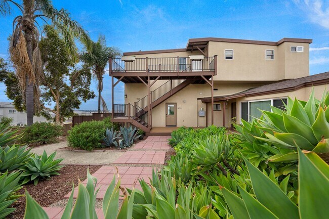 Building Photo - Spacious Studio aand 1-bedroom Apartments in Mission Hills – Prime Location!