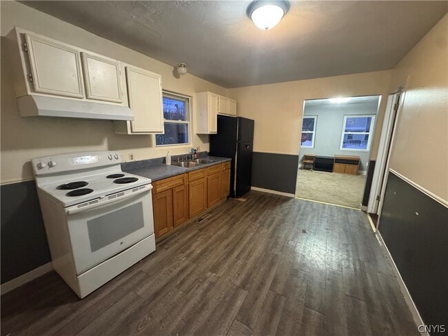 Building Photo - 109 1st St