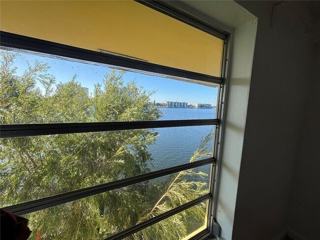 Building Photo - 1302 NE 191st St