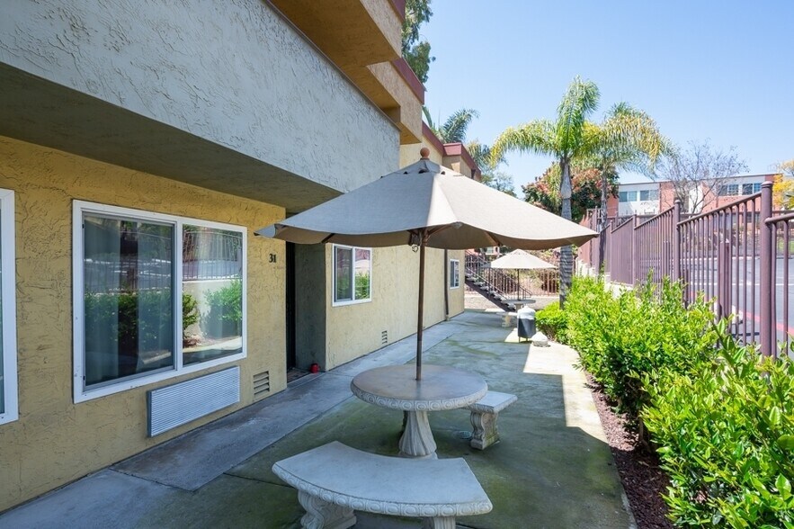 Building Photo - 1681 Bayview Heights Dr