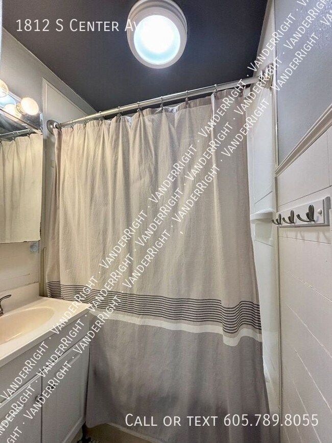 Building Photo - 1812 S Center Ave