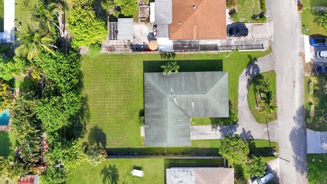 Building Photo - 2022 Collier Ave