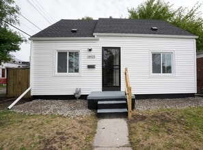 Building Photo - This beautifully updated 3-bedroom, 1-bath single-family home is ready for move-in!