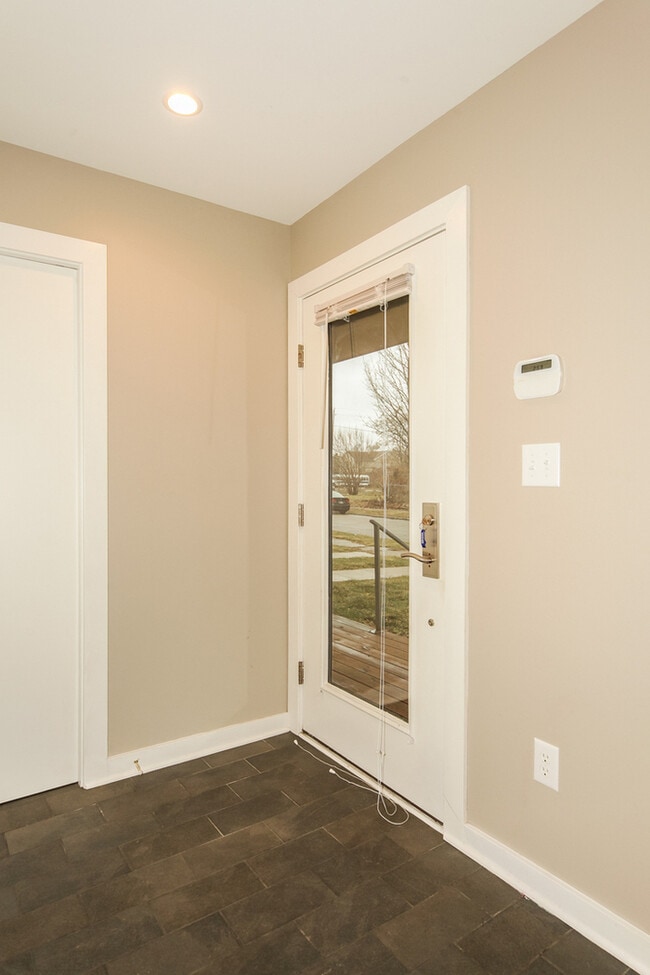 Building Photo - Beautiful Townhouse Close to Downtown Indy...